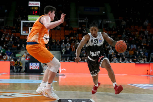 盛赞基耶萨 盛赞基耶萨